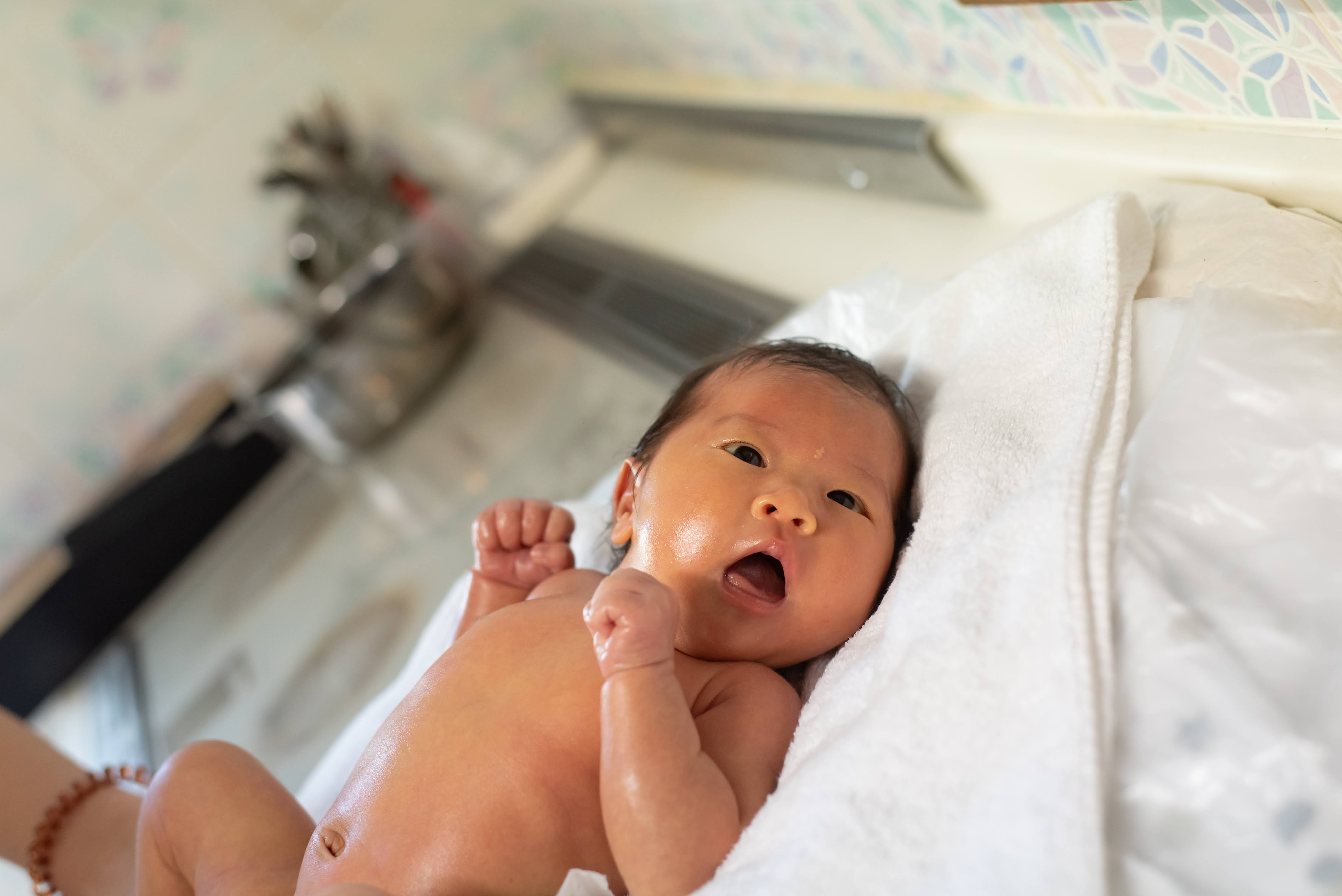 やわらかな光の中で赤ちゃんに触れる手